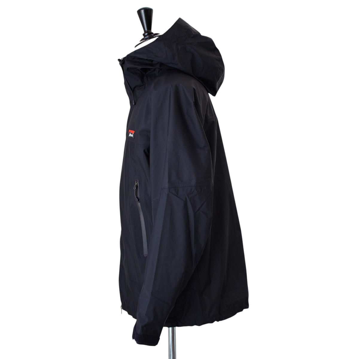 minohlabo.storeのNANGA製AURORA-TEX 3Lウェザーシールドジャケット。防水透湿性に優れた黒のメンズ用レインジャケットの側面。