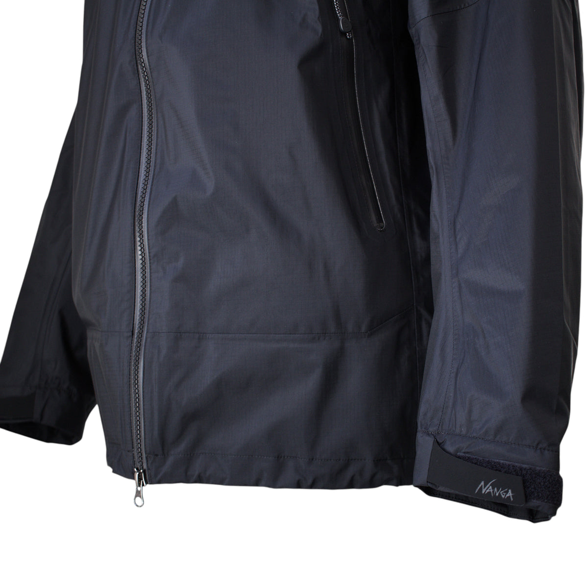 minohlabo.storeのNANGA製AURORA-TEX 3Lウェザーシールドジャケット。黒の防水透湿素材を使用した高機能レインウェアのクローズアップ